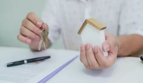 相続した実家を売りたいのですが、知人から「何もしないと数百万円単位で損をするかも。税金の控除がある」と聞きました。どういうことですか？