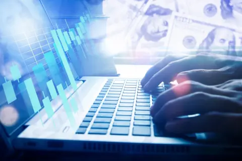 「退職金1500万円」は、貯金だけだと“実質830万円”に目減り！ 一方「年率3％×20年」の運用で“2700万円”に…元本割れに怯え「現金を放置」するリスクとは？ 運用収益をシミュレーション