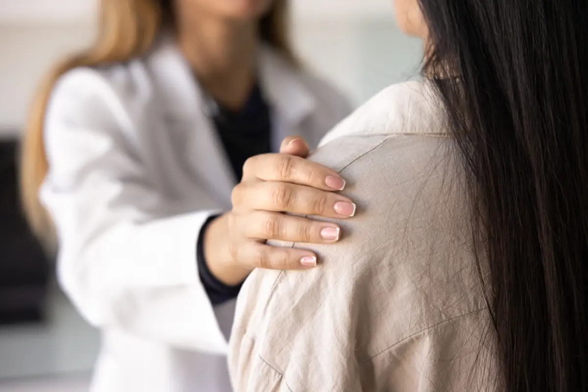 会社の健康診断に自費で「人間ドック」を追加しました。その結果病気が見つかり、治療費も含めて合計「15万円」に！ 医療費控除の申請をすれば、いくら戻ってくるのでしょうか？