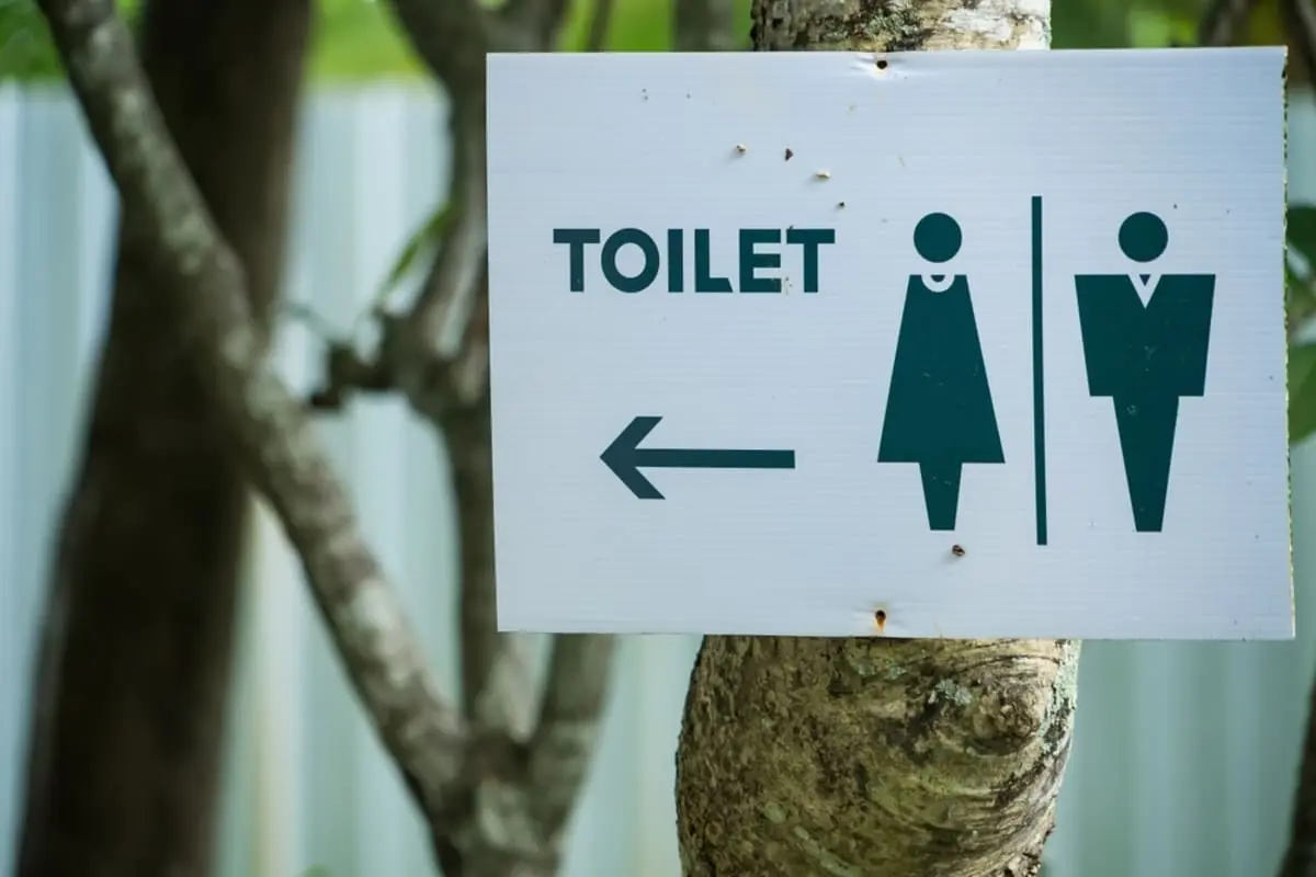 急な腹痛で「コンビニのトイレ」を借りました。友人に「ドリンクだけでも買うのがマナー」と言われましたが“たった数百円”なんて売り上げに影響ないですよね？ トイレ利用だけはダメでしょうか？