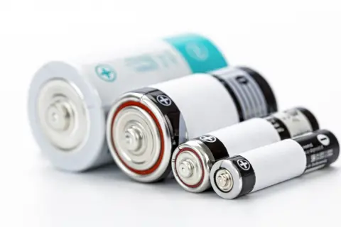 乾電池は100均でまとめ買いしていますが、すぐに切れて何度も交換しています。実際のところ、メーカー品と比べてコスパが悪いでしょうか？