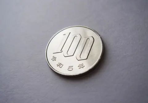「なんやこの100円玉は!?」SNSに投稿された“妙にピカピカ”な100円玉の画像…「鏡面加工かと思った」「使うのもったいない」偽物の可能性もある？ 硬貨の正体とは
