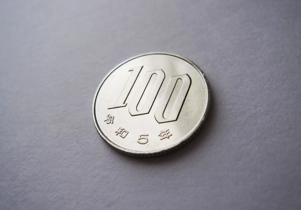 「なんやこの100円玉は!?」SNSに投稿された“妙にピカピカ”な100円玉の画像…「鏡面加工かと思った」「使うのもったいない」偽物の可能性もある？ 硬貨の正体とは