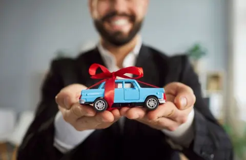 新社会人の孫に「プリウス」を“税金対策”で贈る祖父。中古で「150万円」らしいですが、お祝いなら“非課税扱い”になりますか？ 贈与税がかかるのか解説