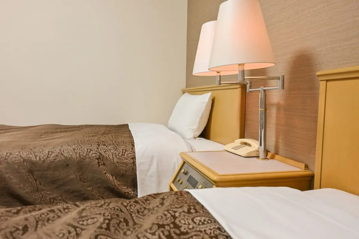 会社からは「ビジネスホテルを利用するように」言われていますが、“少し高めのシティホテル”に自費投入で泊まっても大丈夫ですか？ 会社の規定に反しないか心配です