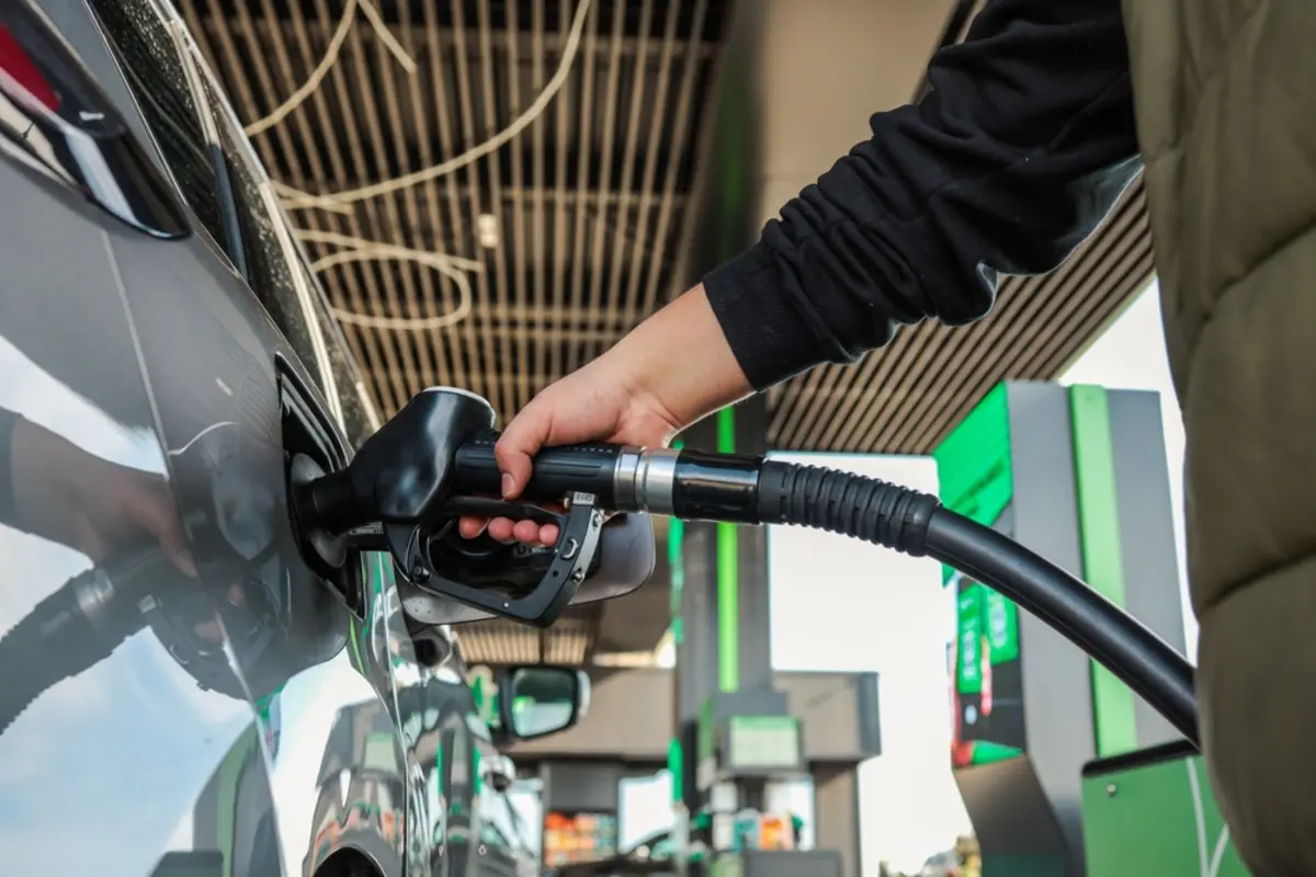 レギュラーガソリン車ですが、夫は「ハイオクを入れたほうが燃費はよくなる」と言います。本当に燃費が改善して、トータルで節約になるのでしょうか？