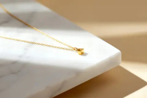 10年前に祖母から金のネックレスをもらいました。最近査定したら予想外の30万円という金額がついたのですが、こういった場合でも贈与税や所得税が発生するのでしょうか？