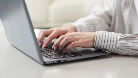 65歳から「在宅ワーク」を考えています。“老齢年金”をすでに受け取っている場合、どれだけ働くと損になるのでしょうか？年金制度の仕組みを解説！