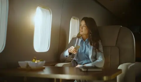 マイルが貯まったので「ファーストクラス特典航空券」か「ビジネスクラス」で迷っています。旅行が趣味なのですが、どちらが“得な選択”なのでしょうか？