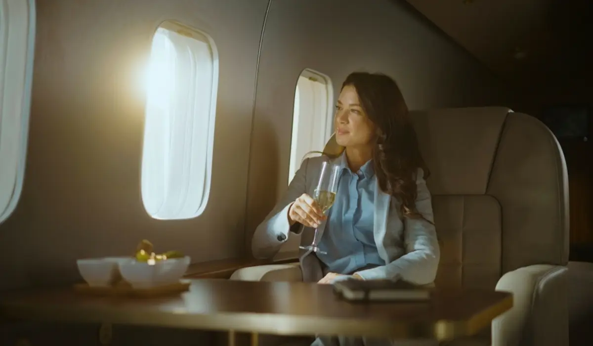 マイルが貯まったので「ファーストクラス特典航空券」か「ビジネスクラス」で迷っています。旅行が趣味なのですが、どちらが“得な選択”なのでしょうか？