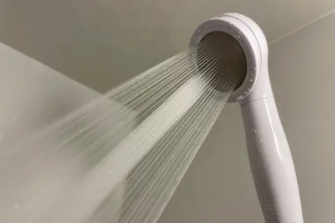 家族に「お風呂はシャワーだけにすれば『水道代とガス代が半分』になる」と言われ、3ヶ月続けた結果、請求額は『月3000円』しか変わりませんでした。これって効果が薄いほうなのでしょうか？