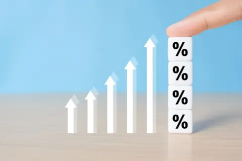 母より4歳上の父が65歳で年金をもらい始めました。年下の妻がいると「年40万円」年金が増えると聞きましたが本当ですか？