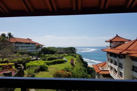 「オーシャンビュー確約プラン」でホテルを予約したのに、実際に見えたのは“屋根越しの海”。この程度の眺望差に追加料金を払う意味はあったのでしょうか…？