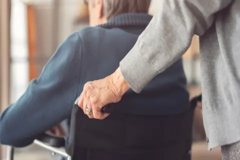 父と母はともに70代後半。父は認知症ですが、母は「私は大丈夫」と“老老介護”を続けています。母の負担を減らすための支援はありますか？