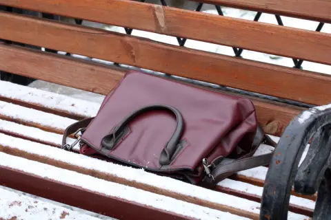 拾ったかばんの中に株券が入っていました。警察に届けたのですが、株券も「報労金」の対象になるでしょうか？