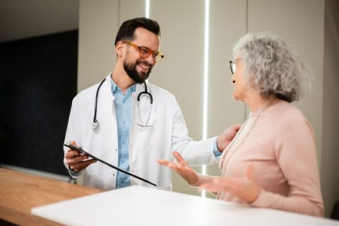 80歳の祖母は「よく分からないから」といまだにマイナ保険証を使っていません。医療費は10割負担になるのでしょうか？