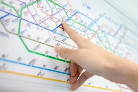 会社から「通勤経路は一番安いルートで申請してください」と言われていますが、乗り換えが多くへトヘトです。少し高くても乗り換えの少ないルートを選びたいのですが、差額を自腹になるのでしょうか？