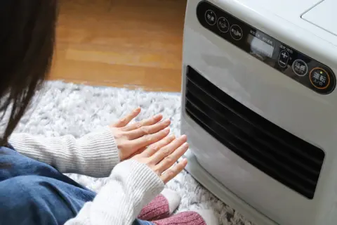 寒さ対策に石油ファンヒーターを買おうか悩んでいます。電気代と灯油代を合わせると、エアコンよりも高くなるのでしょうか…？