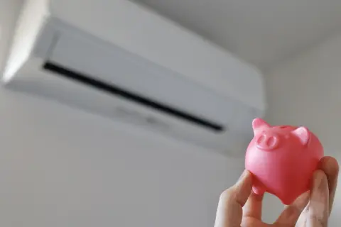 帰宅する部屋が冷え切っているのが耐えられず、エアコンを24時間つけっぱなしにしています。電気代は1ヶ月でどのくらいになるのでしょうか？