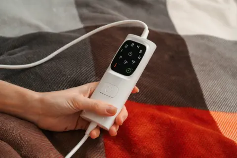 友人に「電気毛布を使えばエアコンよりずっと安い」と勧められました。確かに暖かくて快適ですが、寝ている間ずっとつけっぱなしで大丈夫なのか心配です。電気代と安全性どちらを優先すべきでしょうか？