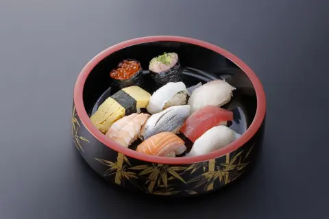 ウーバーで「お寿司」を頼んだら、ネタとシャリがぐちゃぐちゃ…妻は「このままでも食べられるよ」と言いますが、このくらいで“返金依頼”するのは神経質ですか？ 返金要件を確認