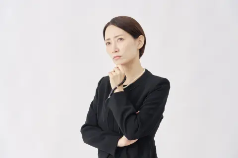 母が亡くなりました。叔母が「口座が凍結されるから少しずつ引き出しておいたほうがいい」と言うのですが、勝手に引き出しても問題ないですか？