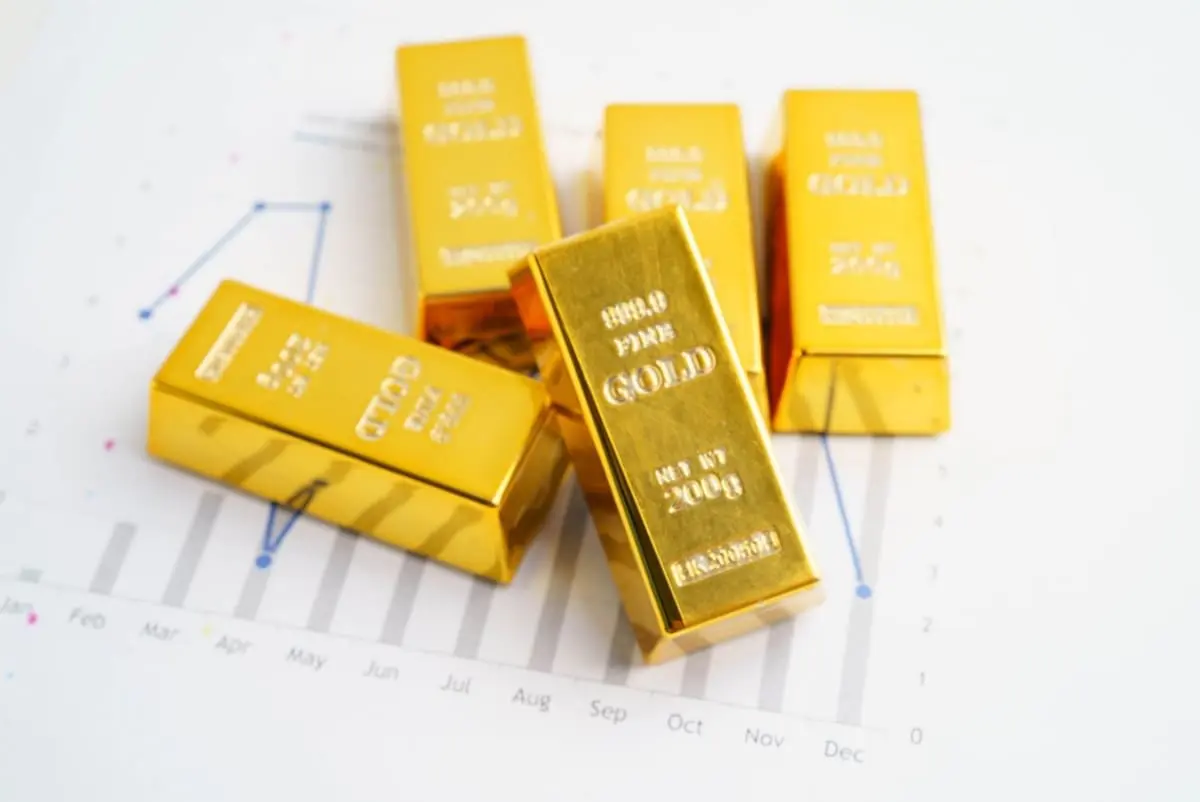 金価格「2万9000円」のときに、思い切って“30万円分”購入！ でも一週間後に「2万6000円」に下がり後悔…今後は下がり続けて“高騰はない”ですか？ 金を売る際のポイントを解説