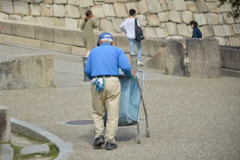 定年後、“清掃員”のバイトで「月25万円」稼いでいるという父。シニアのバイトの中では高収入になりますか？