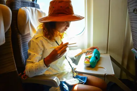 東京―金沢間の新幹線「グランクラス」と普通車の差額は？車内サービスのビールやワインは、何杯飲めば元が取れる？