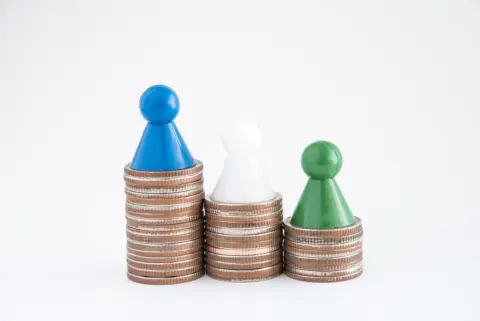 同じ部署で同じ仕事をしているのに、正社員と契約社員でボーナスや福利厚生に差があります。これは「働き方」の違いとして受け入れるべきでしょうか？