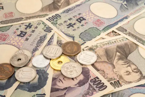 親の遺品整理中「聖徳太子の旧一万円札」を“50万円分”発見！ 銀行に預けると「不審なお金」として追求されますか？ 少額なので非課税の範囲内だと思いますが、問題になるでしょうか？