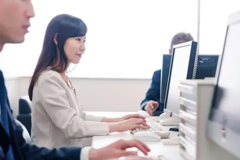 事務職で「手取り18万円・ボーナス年2回」の会社に勤めています。友人に「事務は転職しても給料は大して変わらないよ」と言われましたが、本当に“事務のまま”転職しても年収アップは見込めないのでしょうか？