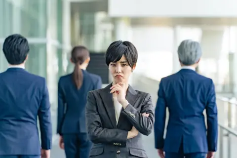 会社の同僚が次々と転職していき、「気づいたら同期で残っているのは自分だけ」になりました。みんな「年収も上がったし、休みも増えた」と口を揃えて言いますが、本当のところは分かりません。波に乗るように転職するのは、賢い選択と言えるのでしょうか？