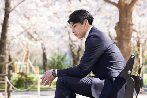 新卒で入った会社を1年足らずで辞めてしまい、「短期離職」というレッテルが気になっています。転職サイトでは「第二新卒歓迎」と書いてありますが、面接でどう説明すればいいのか不安です。入社1年以内での転職は、どこまで“正直に”話してよいのでしょうか？