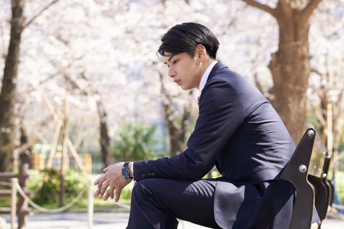 新卒で入った会社を1年足らずで辞めてしまい、「短期離職」というレッテルが気になっています。転職サイトでは「第二新卒歓迎」と書いてありますが、面接でどう説明すればいいのか不安です。入社1年以内での転職は、どこまで“正直に”話してよいのでしょうか？