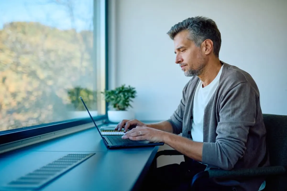 リモートワークに憧れて、「フル在宅OK・全国どこでも働ける」という求人に応募しました。面接では「実際にフルリモートの人は全体の2割ほどです」と言われ、少し不安になりました。転職のとき、“リモート可”という言葉をどこまで信用してよいのでしょうか？