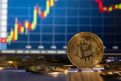 直近の“ビットコイン”の相場は「1BTC＝1000万円超え」！ 「税制優遇」も進むと聞いたので、老後に向けた資産形成として気になっています。50歳からでもリターン重視なら「アリ」でしょうか？