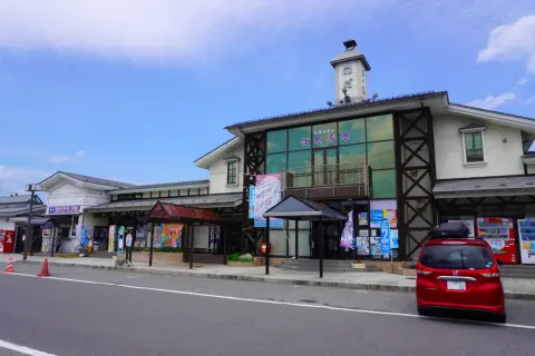 夫が「週末はドライブに出掛けて道の駅で車中泊したい」と言い出した！ ネットで「見つかったら罰金5万円」などの口コミを見たのですが、本当に大丈夫なのでしょうか…？