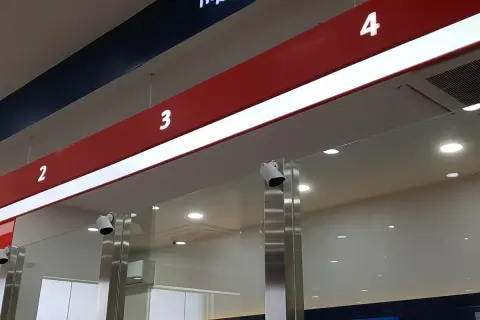 定年後「銀行ロビーの案内係」として働く父に“月収20万円以上”と聞きビックリ！ やはり「元銀行員」は老後も“稼げる”のでしょうか？ 実際の収入事情を確認