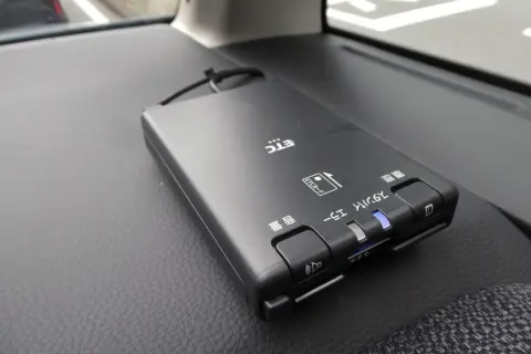 「ETCカード」を面倒で“挿しっぱなし”にすると、万一の場合「カード会社が補償してくれない」って本当ですか!? 2030年には“旧規格のETC車載器”が使えなくなる問題も…注意点を解説