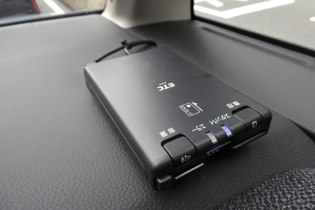 「ETCカード」を面倒で“挿しっぱなし”にすると、万一の場合「カード会社が補償してくれない」って本当ですか!? 2030年には“旧規格のETC車載器”が使えなくなる問題も…注意点を解説