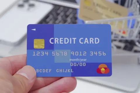 収入が「年金6万円」の母に、姉が“自分名義のクレカ”を貸しているそうです。「家族だから大丈夫」と言いますが、最悪“会員契約の取り消し”になりますよね？ 注意点を確認