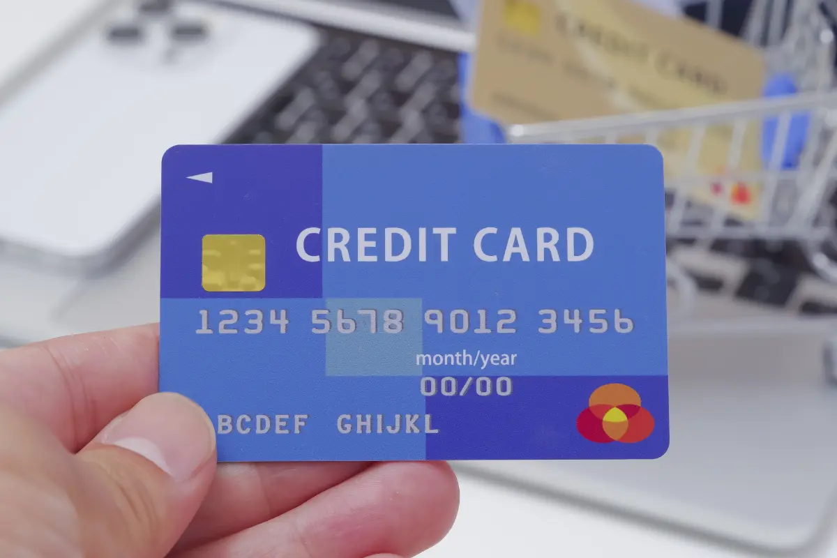 収入が「年金6万円」の母に、姉が“自分名義のクレカ”を貸しているそうです。「家族だから大丈夫」と言いますが、最悪“会員契約の取り消し”になりますよね？ 注意点を確認