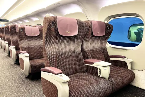 新幹線の「自由席」で“相席ブロック”された！「あとから友人が来るから」とのことですが、明らかにマナー違反ですよね？ 高くても「グリーン車」を予約したほうが快適でしょうか？