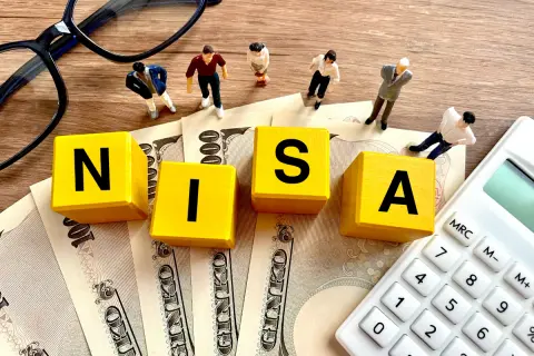 貯金が“300万円”しかないのに「退職金1000万円」を、毎月分配型の“投資信託に拠出したい”という夫。NISAのほうが「手堅く安心」だと思うのですが、どちらが低リスクですか？