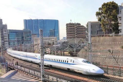 新幹線の“指定席”で移動中、デッキで「立ち乗りする親子」を目撃！ 夫に“席を譲ろうか”と相談したら「こっちは追加でお金払ってるしルール違反」とのこと…指定席は譲ったらダメなんですか？