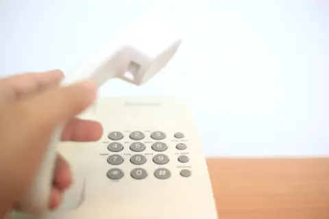 ほとんど使用していない固定電話を解約したい。友人から「解約するとスマホ料金が年間1万円以上高くなるかも」といわれましたが、本当ですか？