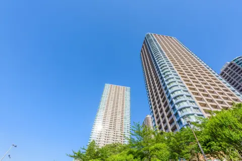 年収2000万円なら「タワマン住まいで高級車に乗り、子どもは小学校から私立受験」に“解像度低すぎ”とSNSで突っ込み多数！ 高年収でも“手取りは低い”？ リアルな生活レベルを確認