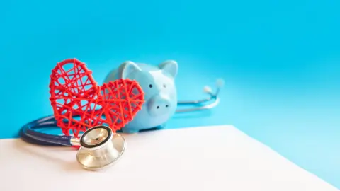 医療費控除で“1万円戻ってくる”と準備中、友人に「申告書作る手間のほうが損」と笑われショック！「年収450万円・医療費11万円」ですが、申告する意味はないでしょうか？ 実際に得する金額とは