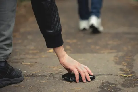 現金「10万円」入りの財布を拾って交番へ。持ち主が「お礼はしない」と言っても「2万円」をもらえる権利はある？